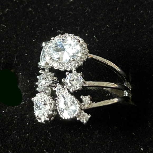 TWELVE STONE SWAROVSKI CRYSTALS, LADIES Sz 8, RHODIUM METAL, THREE BIGGER STONES - Picture 5 of 6